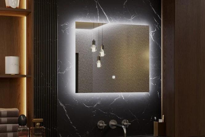 Прямоугольное зеркало с LED-подсветкой на тёмной стене